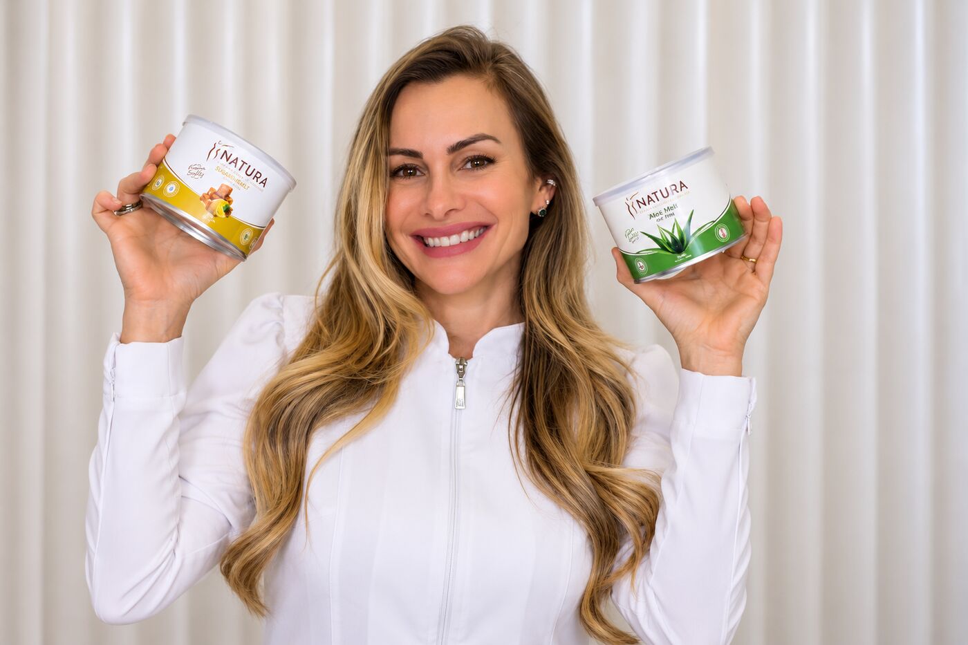 Rafaela Chagas holding Natura Sugaring Melt and Aloe Melt, products used by every Natura franchise